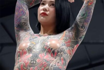 韓国のタトゥーイベントで全身タトゥーの美女がニプレス姿を披露！A