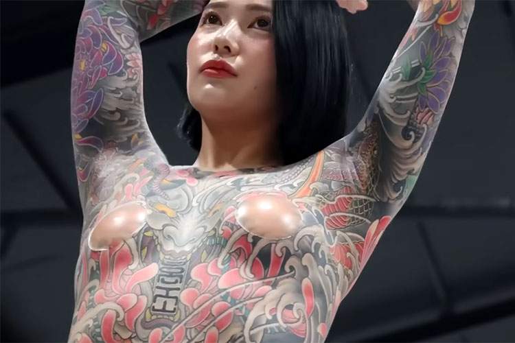 韓国のタトゥーイベントで全身タトゥーの美女がニプレス姿を披露！