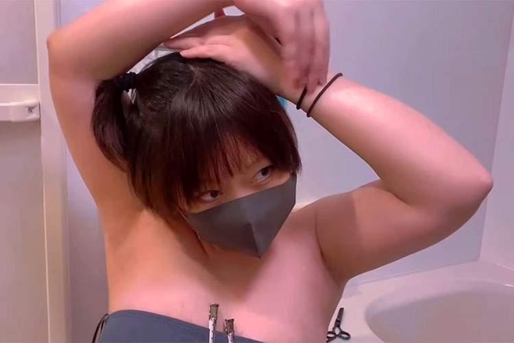 髪の毛をセルフカットするムチムチ巨乳Youtuber【たけち】