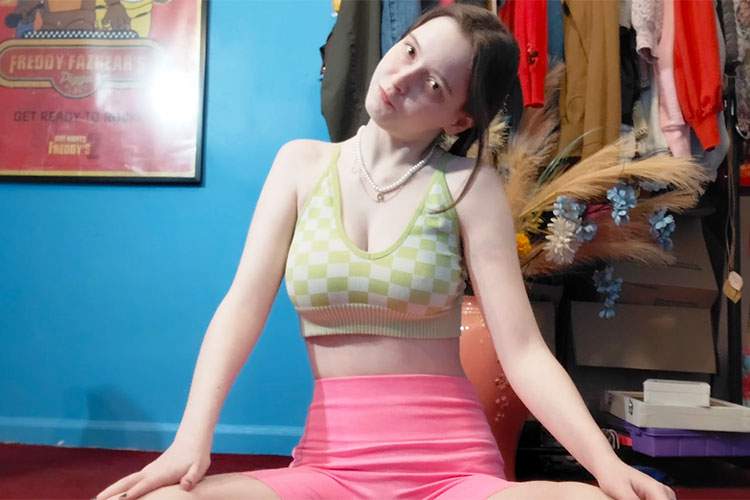 スレンダー巨乳な若いYoutuberによるヨガ実演動画【vonthedon】