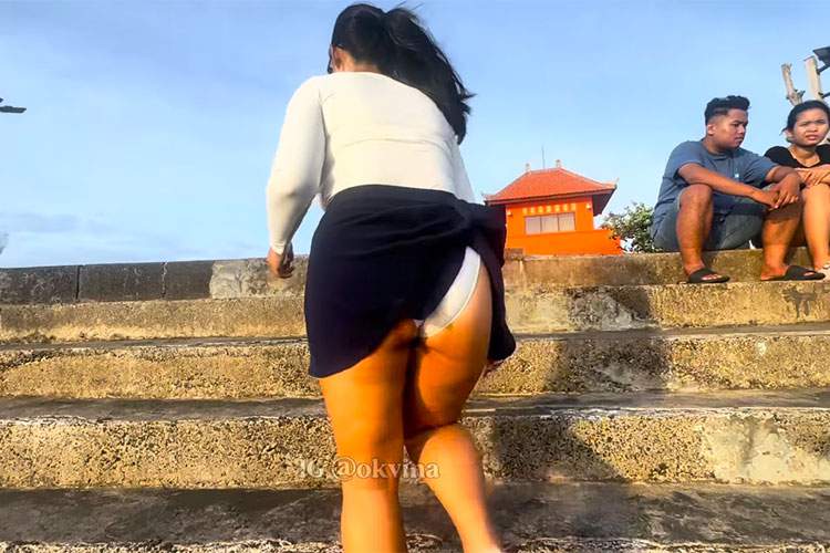 強風の浜辺に敢えてミニスカートで立ってみるYoutuber【Vina】