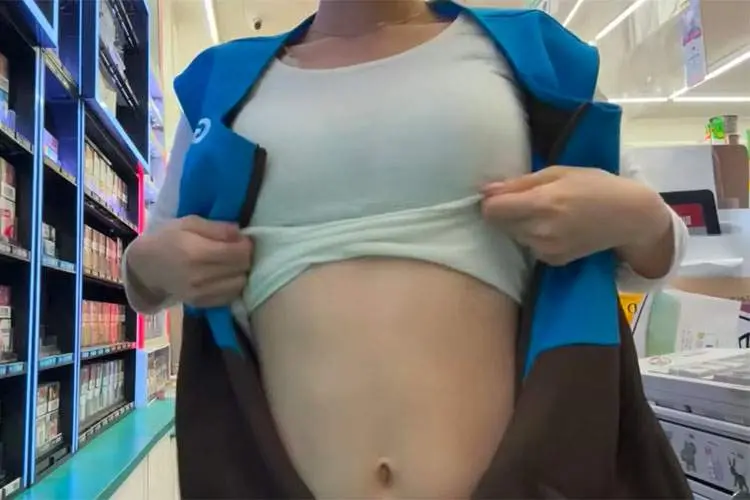 【ふわん】コンビニのバイト中に配信しさらには脱いでしまう女の子【ニコ生】