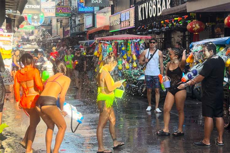【ソンクラーン2026】タイで行われる世界最大の水かけ祭りを4K高画質で撮影した動画
