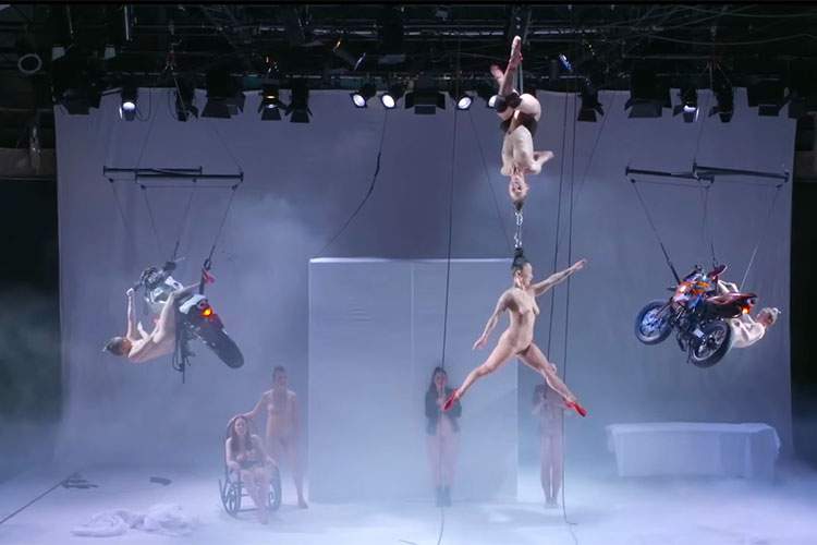 【芸術】全裸で宙づりになるシーンがある舞台