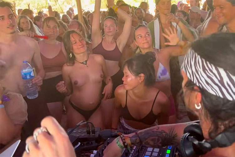 おっぱい丸出し女子が複数人確認出来る世界的音楽フェスの動画【Boom Festival】