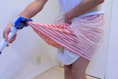 スカートを掃除機で吸ってパンチラさせる事に特化した？！珍妙なYoutubeチャンネル【掃除機でスカートめくり】A