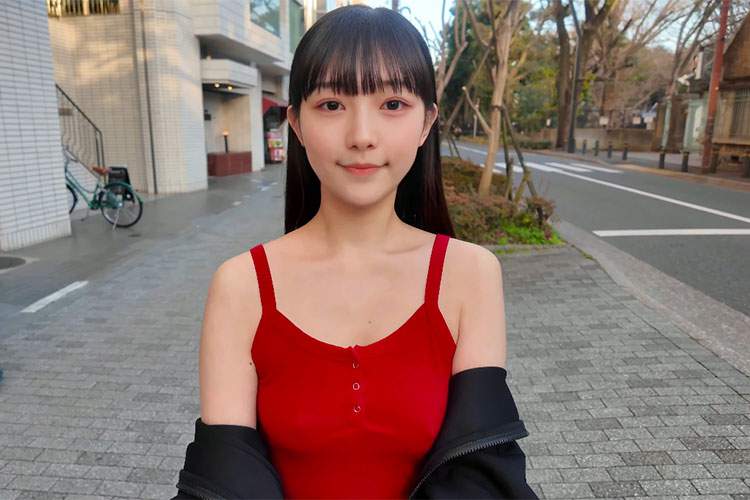 ノーブラで新宿御苑をお散歩する新人Youtuber【新卒ちゃん】