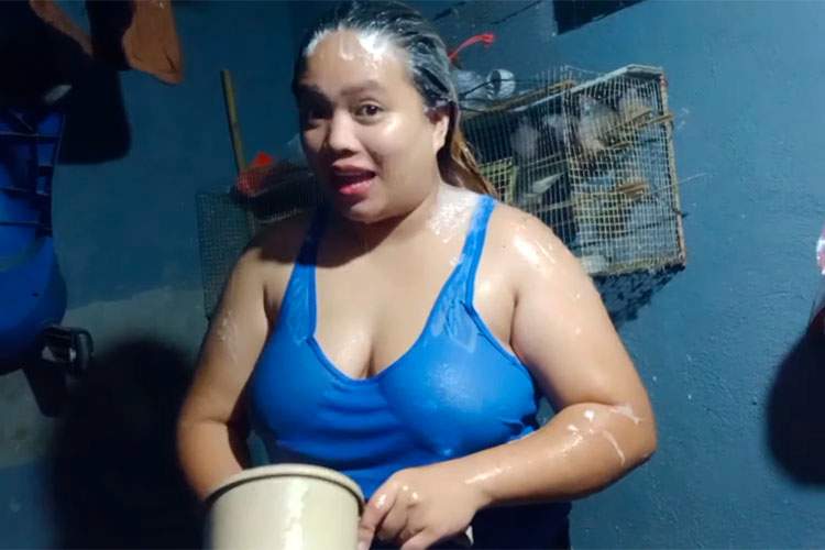 ノーブラタンクトップ姿で行水するぽっちゃり熟女【Dianne's vlog】