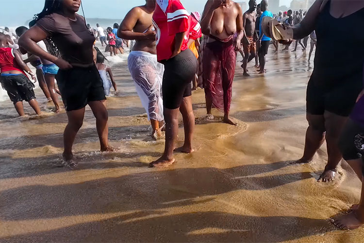 オッパイ丸出しの女性、乳首浮いてる女性、透けてる女性etc...南アフリカのビーチがワンダーランドな件