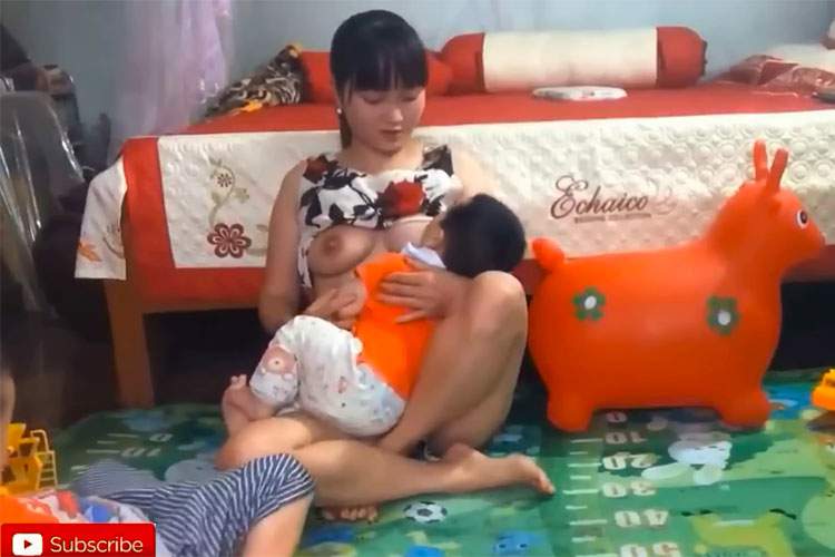 普通におっぱい丸出しで授乳する若い人妻