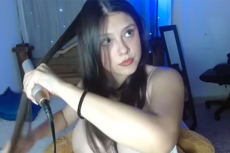 【切り抜き動画】おっぱい丸出しで髪の毛をセットするムチムチ美人女子