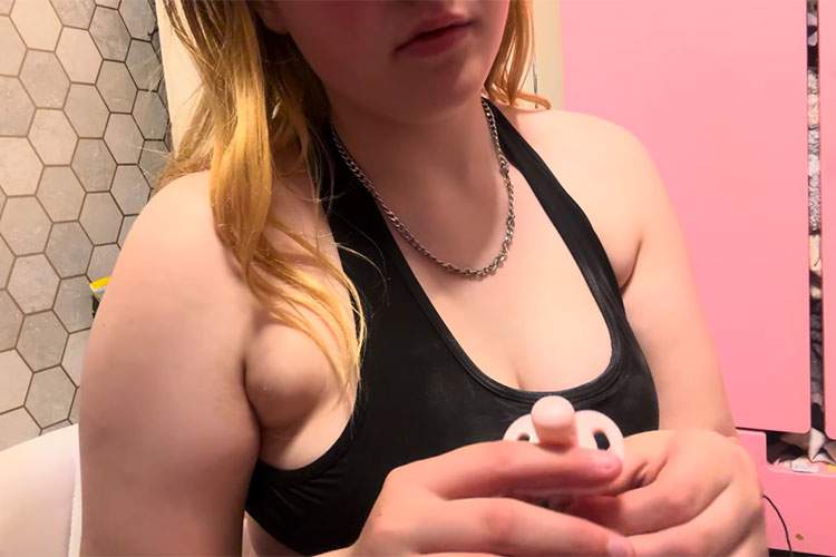 ぽっちゃり女子が赤ちゃんのお世話をする動画
