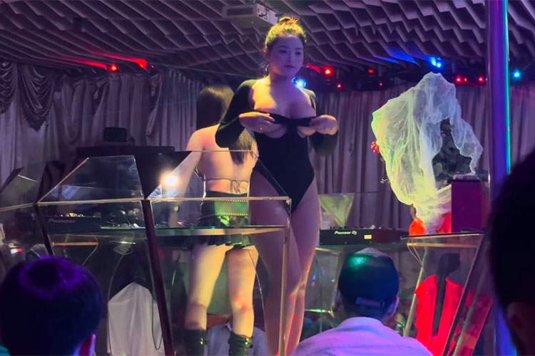 ベトナム・ホーチミンのナイトクラブで踊るダンサーを撮影した動画