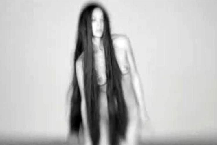 髪の長い全裸女性が踊る、VIP先生を思い出すMV【rogov】