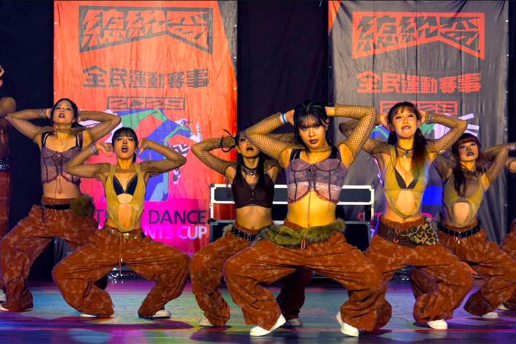 【動画】52秒に注目!!台湾のダンス大会で衣装がズレて左から2番目のダンサーが一瞬ポロリ【slaze】