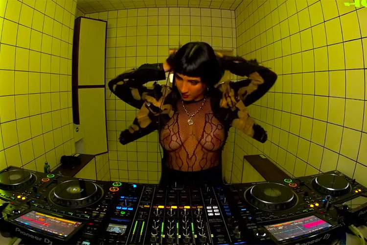 【動画】ジャケットの下はノーブラ網タイツ！？プレイ中に乳首をチラ見せするクレオパトラ似の女性DJ【Euforia】