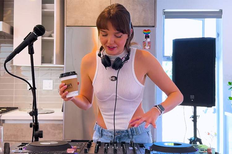 【動画】美人DJ「Vika Shevi」がノーブラ乳首モロ浮きでDJプレイを行う１時間