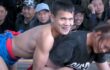 ベトナムの男女混合レスリング動画、若い女の子に抱き着き舌なめずりする男