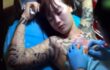 苦悶する表情がエロティック…おっぱいにタトゥーを彫られる女性