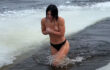 上半身裸＆普通の黒パンティー１枚で寒中水泳を行う女性