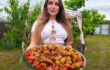 ノーブラ乳首モロ浮きで「豚バラ肉のガーリックポテト」を作る料理系Youtuber