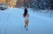 【狂気】極寒の雪上を上はノーブラＴシャツ、下はパンティー姿でジョギングするマジキチ女子アイキャッチ