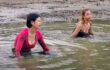 濁った川に入り魚を撮る2人の女性を撮影した44分の長編動画