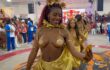 乳首のみ隠した露出激しい衣装で踊る本場のサンバダンサーの方々