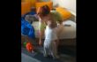 ノーブラノーパンだるんだるんTシャツ姿で子供と戯れるオカアサンYoutuber1