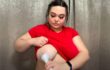 【朗報】オダウエダのウエダさんみたいな体型の女性、おっぱい丸出しで搾乳を行うｗｗｗｗｗｗｗ