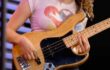ノーブラＴシャツ姿で乳首を浮かせつつベースを演奏する女性ベーシスト【Tal-Wilkenfeld】1