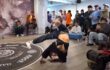 ブレイクダンスで服がずり落ちてブラジャーが丸見えになる女性ダンサー